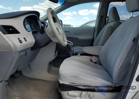 2011 Toyota Sienna Le z USA, uszkodzony, nr VIN 5TDKK3DC2BS115644